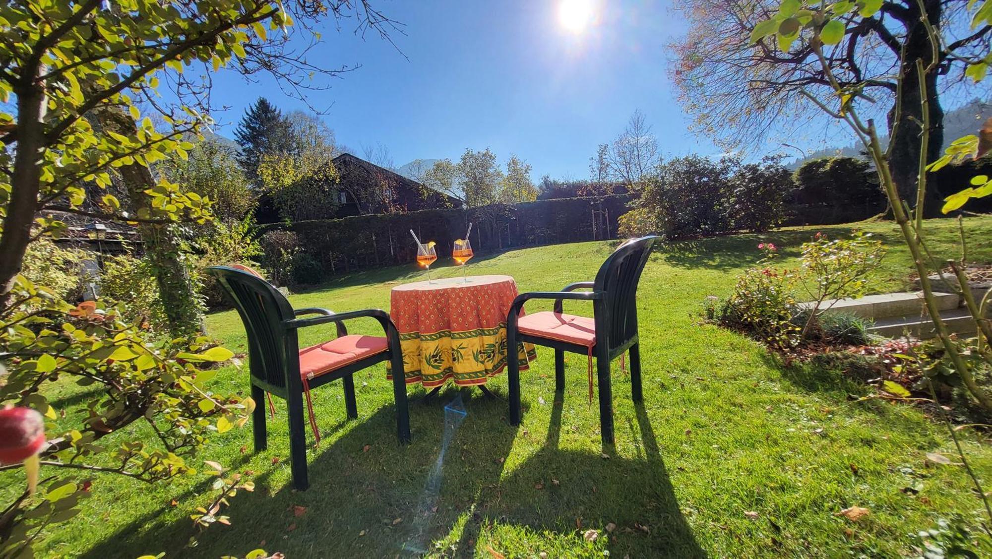 Grosse Mit Garten Und Bergblick *